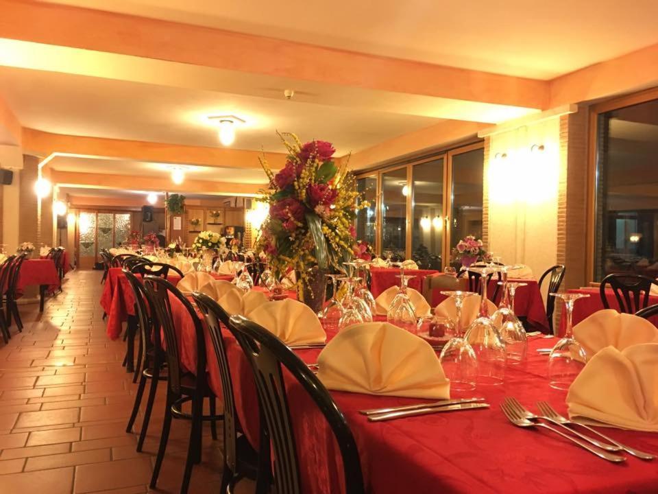 Lh Albergo Il Picchio Пескассероли Экстерьер фото
